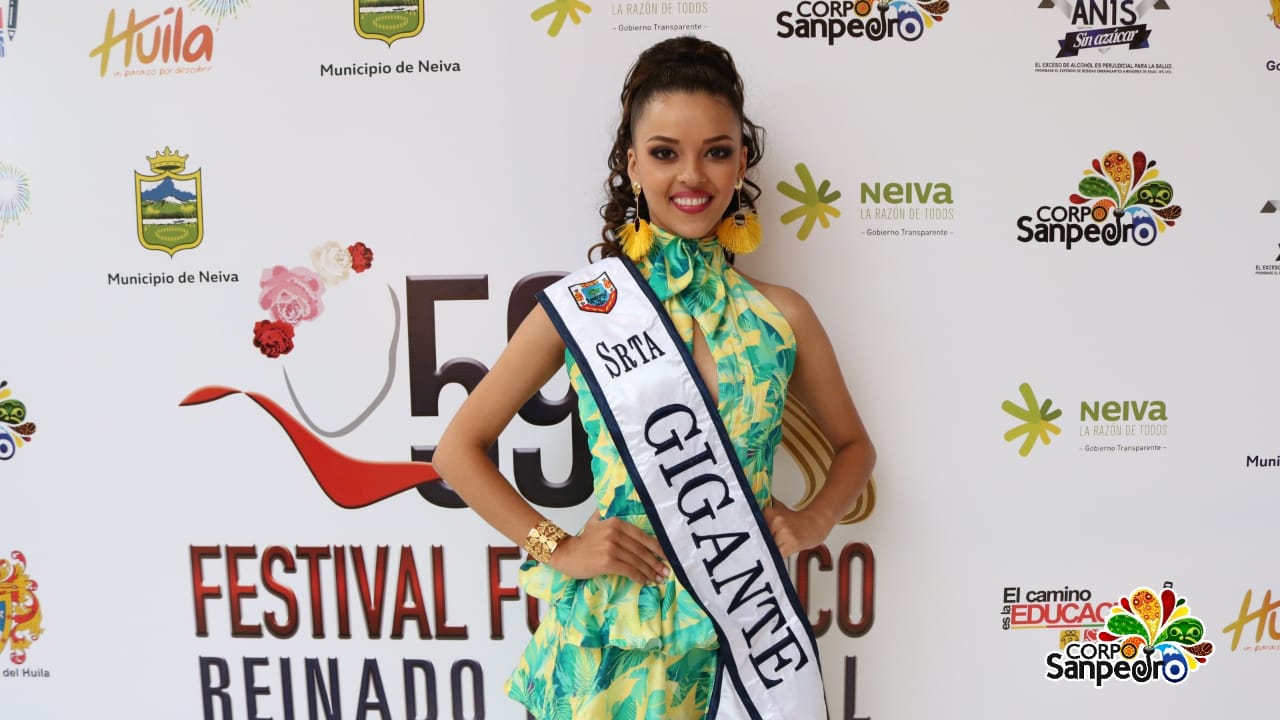 Música, danzas y zanqueros engalanaron la inscripción oficial de la señorita Gigante, Daniela Andrea Cardoso.